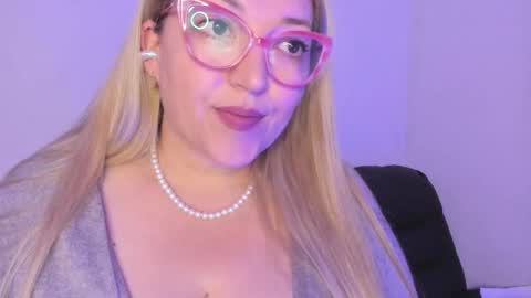 Nataly online show from November 2025 08:00:01 PM