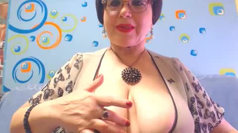 Snapshot of naughtymomxxx chatting on December 2024 05:55:02 AM OldKinkyMILF online show from December 2024 05:55:02 AM