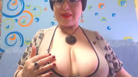 Snapshot of naughtymomxxx chatting on January 2025 05:20:02 AM OldKinkyMILF online show from January 2025 05:20:02 AM