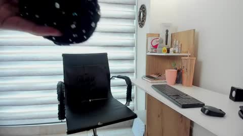 laura  online show from January 2025 05:59:01 PM