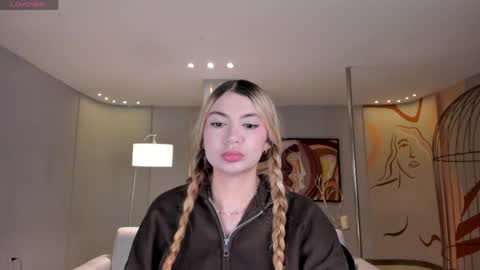 Snapshot of niaholland chatting on May 2026 06:57:02 PM SQUIRTER DOLL online show from May 2026 06:57:02 PM