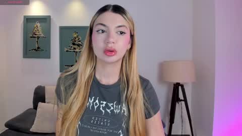 Snapshot of niaholland chatting on May 2026 11:51:02 AM SQUIRTER DOLL online show from May 2026 11:51:02 AM