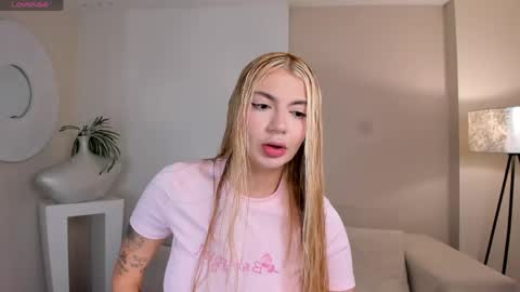 Snapshot of niaholland chatting on June 2026 10:54:02 AM SQUIRTER DOLL online show from June 2026 10:54:02 AM