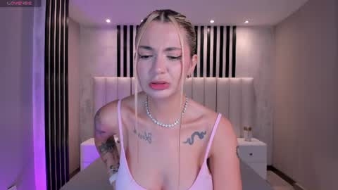 Snapshot of niaholland chatting on June 2026 06:24:02 PM SQUIRTER DOLL online show from June 2026 06:24:02 PM