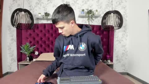 Snapshot of nick_torn chatting on September 2025 11:43:01 AM Nick online show from September 2025 11:43:01 AM
