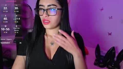 Nicolle online show from November 2025 07:05:02 PM