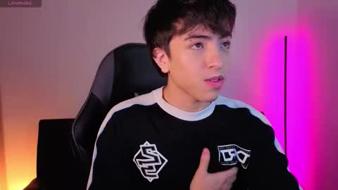 Nicolas online show from December 2025 08:03:01 PM