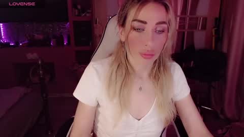 Snapshot of nicole_g0ld_ chatting on June 2026 08:41:01 PM Nicole online show from June 2026 08:41:01 PM