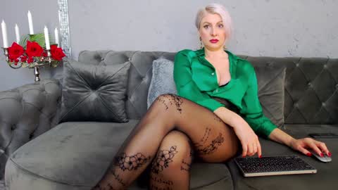 Nicole Domme online show from January 2025 01:11:01 PM