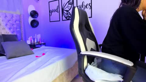 nicolee millerr online show from November 2025 11:54:01 AM