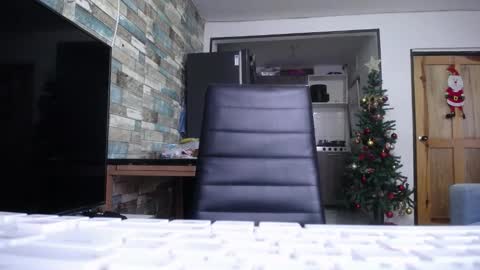 Nicole online show from December 2025 09:00:02 PM