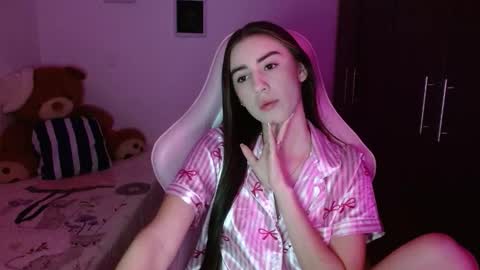 nicoll_28 online show from February 2026 03:43:01 AM