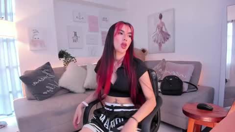 Nicolle online show from February 2025 08:20:02 PM