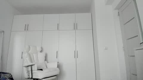 Nicolle online show from September 2025 04:45:01 AM