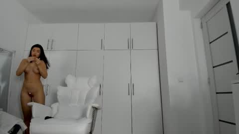 Nicolle online show from November 2025 05:43:01 AM