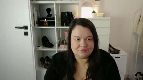 Holly online show from April 2026 07:03:02 AM