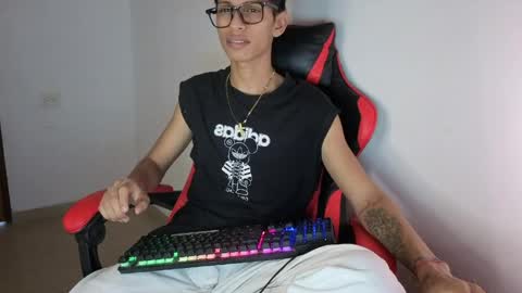 niklaus_wolf online show from April 2026 07:06:02 PM