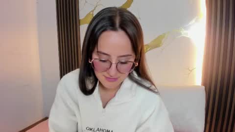 Nina online show from June 2026 06:52:01 PM
