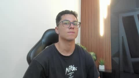 Snapshot of noah_clarkk chatting on December 2025 12:02:02 PM Noah online show from December 2025 12:02:02 PM