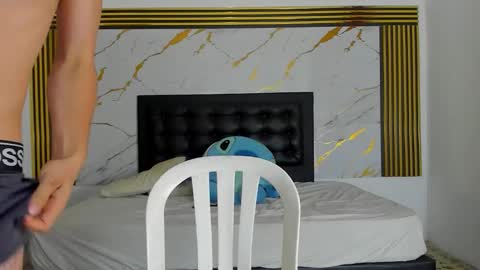 noah_smith01 online show from January 2026 12:11:01 PM