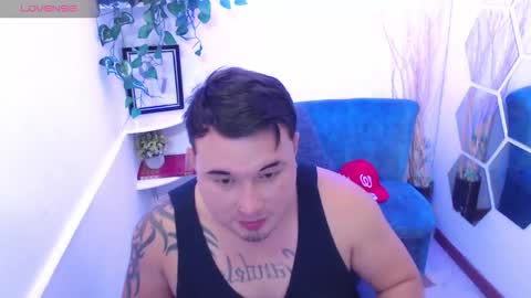 Snapshot of noat_moore chatting on November 2025 02:38:02 PM Noat online show from November 2025 02:38:02 PM