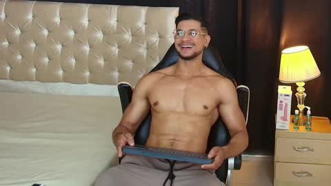 Snapshot of nolan_joness chatting on February 2026 07:43:01 PM Im Nolan online show from February 2026 07:43:01 PM