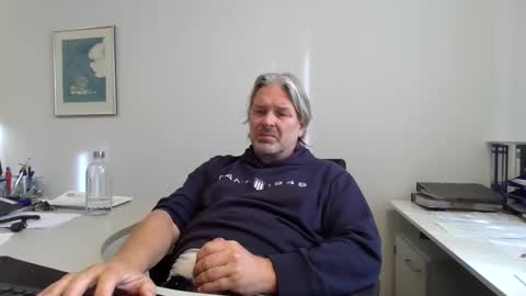 Snapshot of nonsequiture chatting on October 2025 11:00:01 AM Ralle online show from October 2025 11:00:01 AM