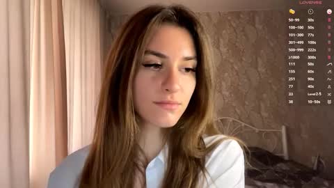 Mia online show from October 2025 09:08:01 AM