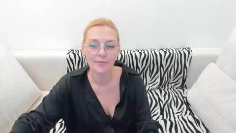 Snapshot of oeigesmik chatting on April 2026 11:02:02 AM oeigesmik online show from April 2026 11:02:02 AM