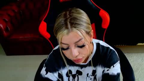 ohhh_nicole online show from April 2026 02:06:02 PM