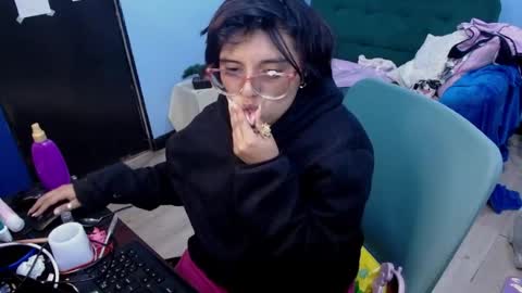 Snapshot of ohmysqueak chatting on July 2026 03:41:02 PM ohmysqueak online show from July 2026 03:41:02 PM