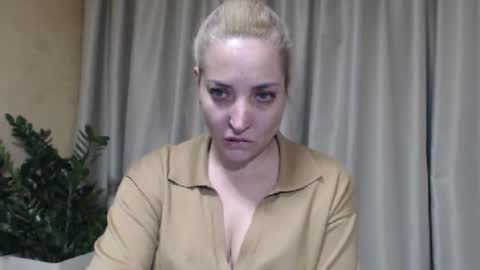 Mari online show from November 2025 06:43:01 PM