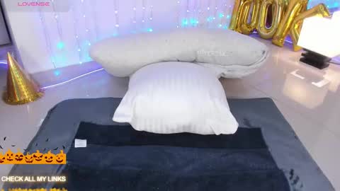 ohyesly_ online show from November 2025 10:50:02 AM