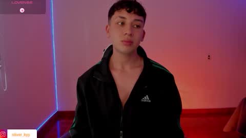 Snapshot of oliver_kyy chatting on November 2025 07:03:03 PM oliveeer online show from November 2025 07:03:03 PM