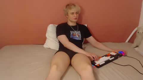 Snapshot of oliver_sweet_ chatting on April 2026 01:36:02 AM Oliver online show from April 2026 01:36:02 AM