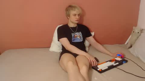 Snapshot of oliver_sweet_ chatting on May 2026 01:23:01 AM Oliver online show from May 2026 01:23:01 AM