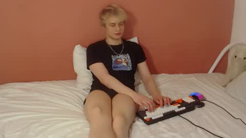Snapshot of oliver_sweet_ chatting on May 2026 01:35:01 AM Oliver online show from May 2026 01:35:01 AM
