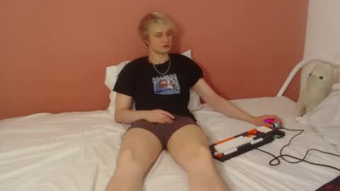 Snapshot of oliver_sweet_ chatting on May 2026 01:25:02 AM Oliver online show from May 2026 01:25:02 AM