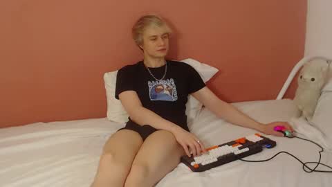 Snapshot of oliver_sweet_ chatting on May 2026 01:46:01 AM Oliver online show from May 2026 01:46:01 AM