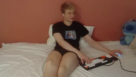 Snapshot of oliver_sweet_ chatting on June 2026 01:41:02 AM Oliver online show from June 2026 01:41:02 AM
