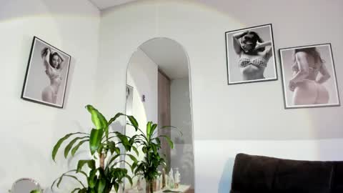 Snapshot of olivia_collisn chatting on May 2026 11:04:02 AM Olivia Collins online show from May 2026 11:04:02 AM