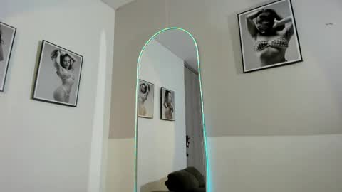 Snapshot of olivia_collisn chatting on June 2026 02:33:01 PM Olivia Collins online show from June 2026 02:33:01 PM
