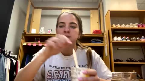 oliviaaraee online show from February 2026 10:47:02 PM