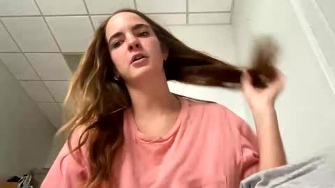 oliviaaraee online show from March 2026 07:10:02 PM