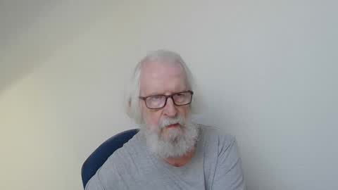 Snapshot of onanister chatting on September 2025 07:32:01 AM Somewhere over the rainbow online show from September 2025 07:32:01 AM