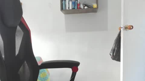 Snapshot of onewhiteboichub chatting on December 2024 08:11:01 PM Andres INDEPENDENT MODEL online show from December 2024 08:11:01 PM