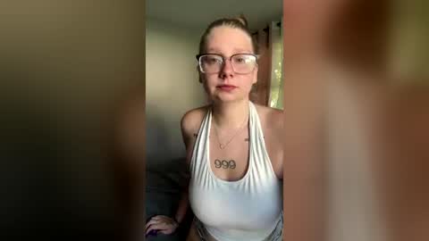 Snapshot of oohlarae22 chatting on June 2026 01:00:02 PM oohlarae22 online show from June 2026 01:00:02 PM
