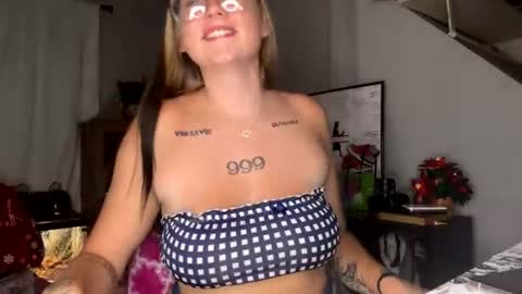 Snapshot of oohlarae22 chatting on July 2026 02:05:17 AM oohlarae22 online show from July 2026 02:05:17 AM