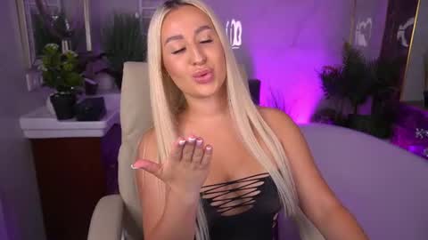 Snapshot of paolamola chatting on June 2026 12:59:01 PM Lia online show from June 2026 12:59:01 PM