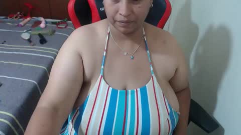 Snapshot of pareja_explosivasexx chatting on May 2026 03:52:02 PM Luna online show from May 2026 03:52:02 PM